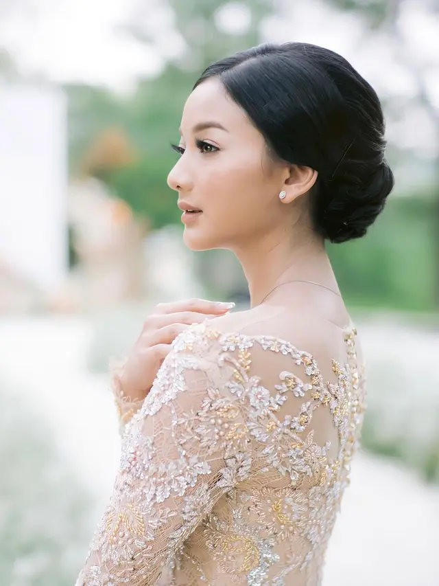 Berawal dari Cinlok, Ini Gaya Glenca Chysara Berkebaya Saat Resmi Dilamar Rendi Jhon