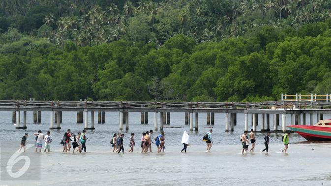 Turis mancanegara usai melihat keindahan taman laut di Pulau Bunaken, Manado, Sabtu (17/12). Tiongkok mendominasi kunjungan wisatawan mancanegara (wisman) di Manado pada pertengahan tahun hingga mencapai 34 ribu wisatawan. (Liputan6.com/Fery Pradolo)