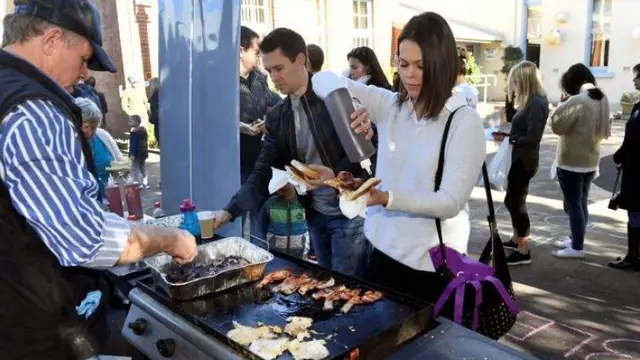 Demokrasi Sosis, pemilu Australia dirayakan juga dengan makanan rezat yang menarik pemilih (AFP Photo)