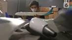 Pekerja menyelesaikan pembuatan miniatur pesawat di workshop Anglo Indonesian Aircraft Models di Cibinong, Kabupaten Bogor, Kamis (15/10/2020). Produk miniatur pesawat buatan Anglo Indonesian Aircraft Models ini telah diekspor ke beberapa negara. (Liputan6.com/Herman Zakharia)