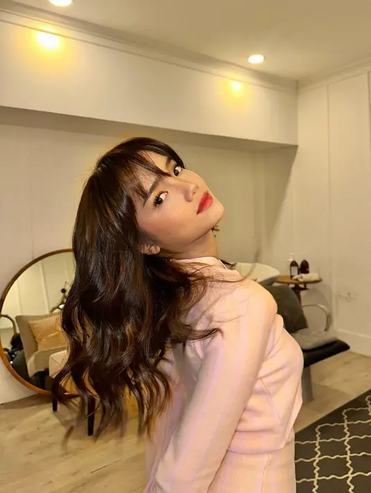 Wajah Fuji dipulas dengan gaya yang lebih bold dan lipstik merah yang lebih pekat dibanding biasanya [@fuji_an]