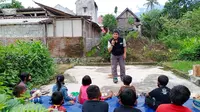 Kak Yoga dari Dongeng Ceria bercerita seru bersama anak-anak di pengungsian erupsi Semeru. (Dok: Dongeng Ceria)