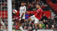 Striker Manchester United, Mason Greenwood menembak bola dari kawalan bek Aston Villa, Tyrone Mings selama pertandingan putaran ketiga Piala FA Inggris di Old Trafford di Manchester, barat laut Inggris, pada 10 Januari 2022. Kepolisian Manchester menyebut bahwa kasus ini tidak dilanjutkan oleh Kejaksaan setempat per tanggal 2 Februari 2023. Menurut laporan tersebut, tuntutan terhadap sang pemuda telah dicabut. Sehingga ia kini dinyatakan bebas. (AFP/ Paul Ellis)