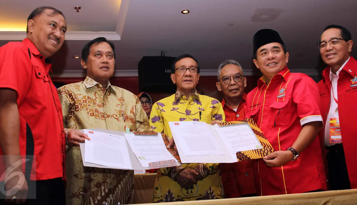 Perum Jamkrindo bersama SOKSI memperlihatkan Nota Kesepahaman (MoU) untuk membantu mempermudah akses kredit bagi kelompok UMKM dan koperasi, Jakarta, Minggu (9/8/2015). (Liputan6.com/Helmi Afandi)