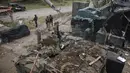 Polisi berjaga di depan kantor polisi yang rusak akibat bom mobil meledak, di Timba, Cauca, Kolombia, Minggu, 13 Agustus 2023. (AP Photo/Andres Quintero)