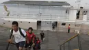 Pemain Mitra Kukar memanfaatkan fasilitas transportasi kapal feri setiap akan berlatih menuju Stadion Aji Imbut, Tenggarong, Kaltim, Sabtu (3/10/2015). (Bola.com/Vitalis Yogi Trisna)