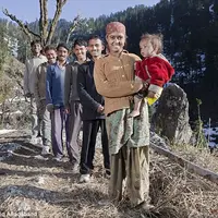 Inilah cerita tentang seorang wanita yang memiliki lima orang suami, dan ternyata kelima pria tersebut adalah saudara. (Foto: Cover Asia Press/Shariq Allaqaban)