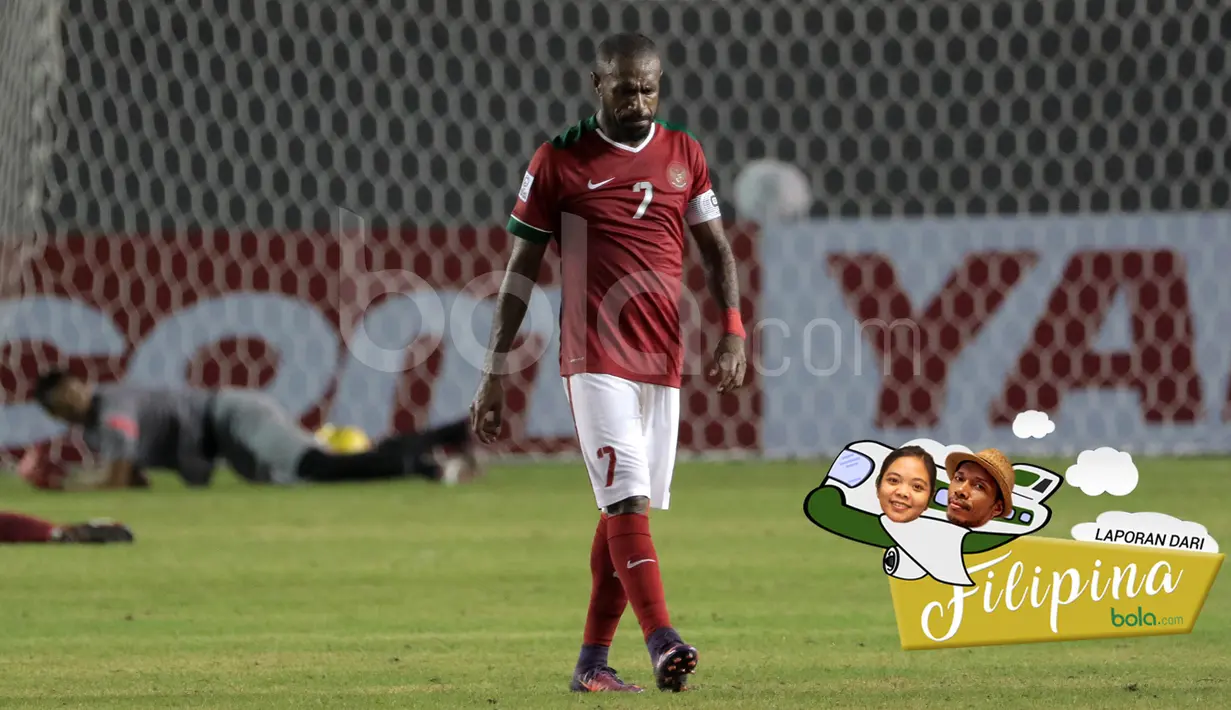 Kapten Indonesia, Boaz Solossa, tampak kecewa usai kalah dari Thailand pada laga Piala AFF 2016 di Philippine Sports Stadium, Filipina, Sabtu (19/11/2016). Indonesia kalah 2-4 dari Thailand. (Bola.com/Nicklas Hanoatubun)