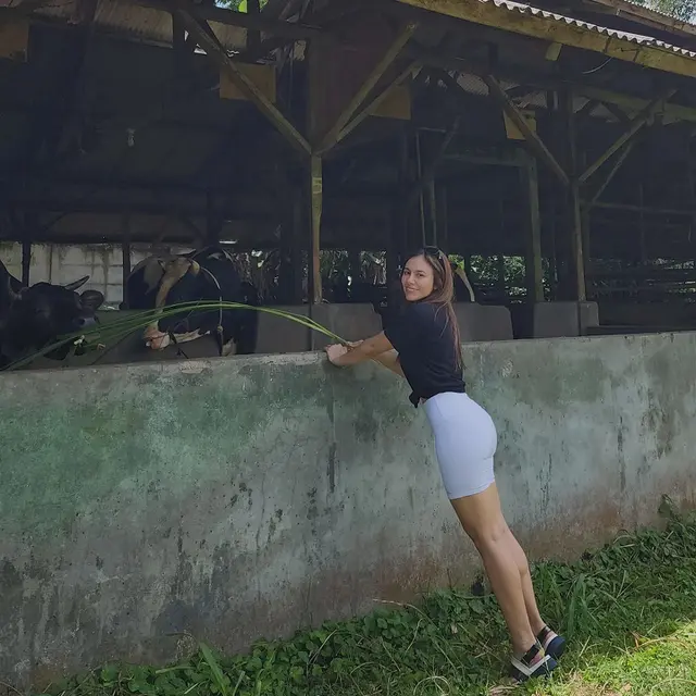 Seru Beri Makan Sapi, Ini 7 Potret Liburan Wulan Guritno Ke Sukabumi