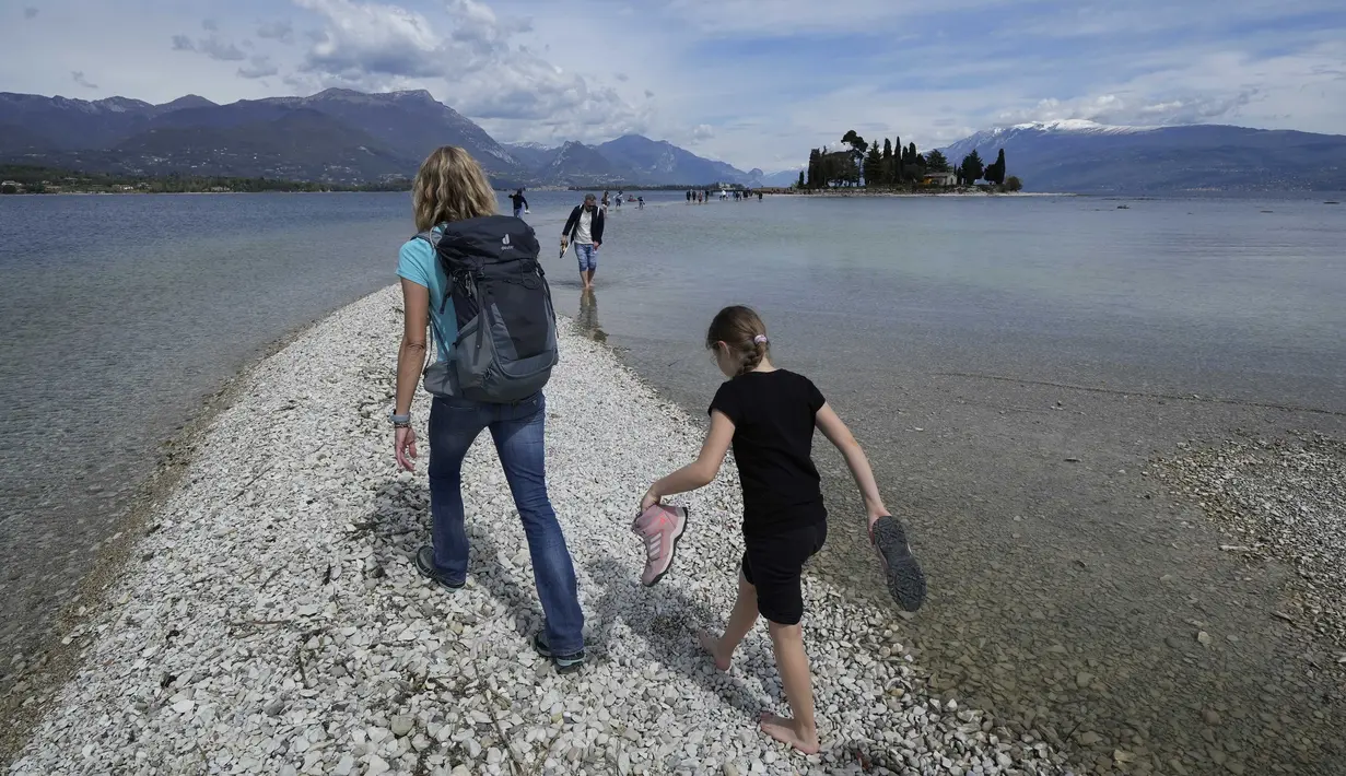 Pengunjung tidak lagi membutuhkan perahu untuk mencapai pulau di Italia ini karena alam telah menciptakan jalan setapak untuk mereka. (AP Photo/Luca Bruno)