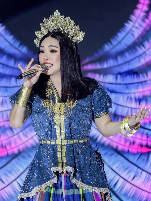 6 Outfit Manggung Titi DJ, Elegan dan Penuh Pesona di Usia 59 Tahun