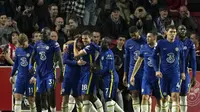 Para pemain Chelsea merayakan gol yang dicetak Ben Chilwell dalam laga kontra Brentford pada pekan kedelapan Liga Inggris, Sabtu (17/10/2021). Chelsea menang tipis 1-0 dalam laga tersebut. (AP Photo/Matt Dunham)