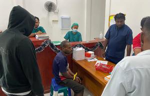 EB terduga pelaku pembunuhan guru Melani saat menjalani pemeriksaan di RSUD Dekai, Yahukimo (Humas Polda Papua)