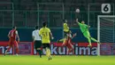 Kiper Barito Putera, Muhammad Riyandi berusaha menghalau bola saat melawan Persija Jakarta pada laga perempat final Piala Menpora 2021 di Stadion Kanjuruhan, Malang, Sabtu (10/4/2021). Persija Jakarta menang dengan skor 1-0. (Bola.com/Arief Bagus)