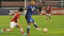Striker Persib Bandung, Sergio Van Dijk, melewati gelandang Persija Jakarta, Hong Soon-hak, pada laga Torabika Soccer Championship 2016 di Stadion Manahan, Jawa Tengah, Sabtu (5/11/2016). Kedua tim bermain imbang 0-0. (Bola.com/Romi Syahputra)