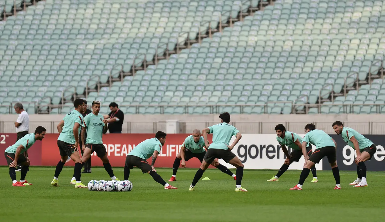 Para pemain Portugal melakukan pemanasan dalam sesi latihan di Baku (6/9/2021). Portugal akan menghadapi Azerbaijan dalam lanjutan Kualifikasi Piala Dunia 2022 zona Eropa Grup A  di Baku Olimpiya Stadionu, Baku, Azerbaijan. (AFP/Toflik Babayev)