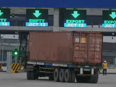 PT Jakarta International Container Terminal (JICT) melengkapi pintu otomatis atau joint autogate dengan fasilitas jembatan timbangan sebagai persyaratan International Maritime Organization (IMO), Jakarta, Jumat (27/5/2016). (Liputan6.com/Gempur M Surya)