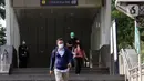 Pekerja mengenakan masker berjalan keluar dari Stasiun MRT Dukuh Atas BNI menuju terowongan Kendal di Jalan Blora, Jakarta, Jumat (25/6/2021). Hari ini Jumat (25/6), Provinsi DKI Jakarta mencatat penambahan kasus konfirmasi positif Covid-19 sebanyak 6.934 orang. (Liputan6.com/Helmi Fithriansyah)