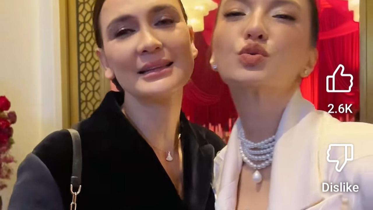 5 Potret Raline Shah Resmi jadi Presiden Jomblo Indonesia, Sudah Sertijab dengan Luna Maya Ditandai Penyerahan 'Mahkota'