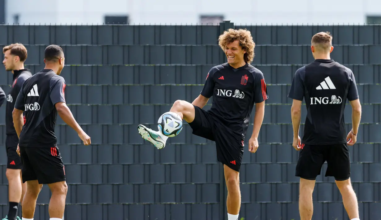 Bek timnas Belgia Wout Faes (tengah) mengontrol bola saat mengikuti sesi latihan menjelang laga kualifikasi Euro 2024 Grup F melawan Estonia di markas The Royal Belgian Football Association RBFA di Tubize pada 19 Juni 2023. (KURT DESPLENTER / Belga / AFP)