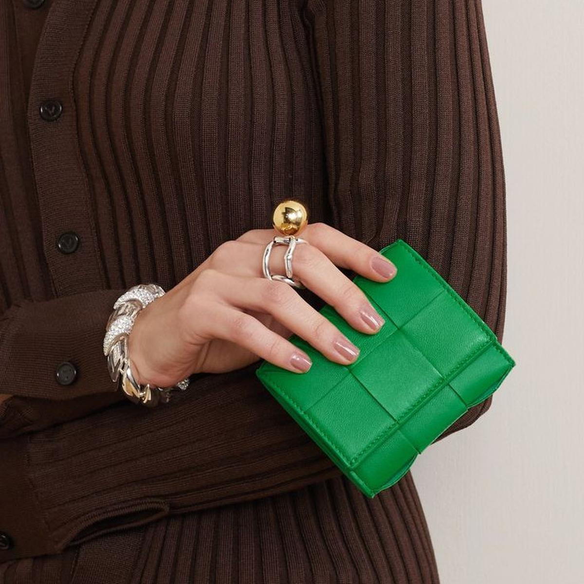 Ilustrasi Bottega Veneta Intrecciato Leather Wallet (©Pinterest)