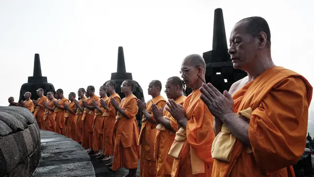 Khidmat, Puluhan Biksu Buddha Panjatkan Doa di Puncak Candi Borobudur