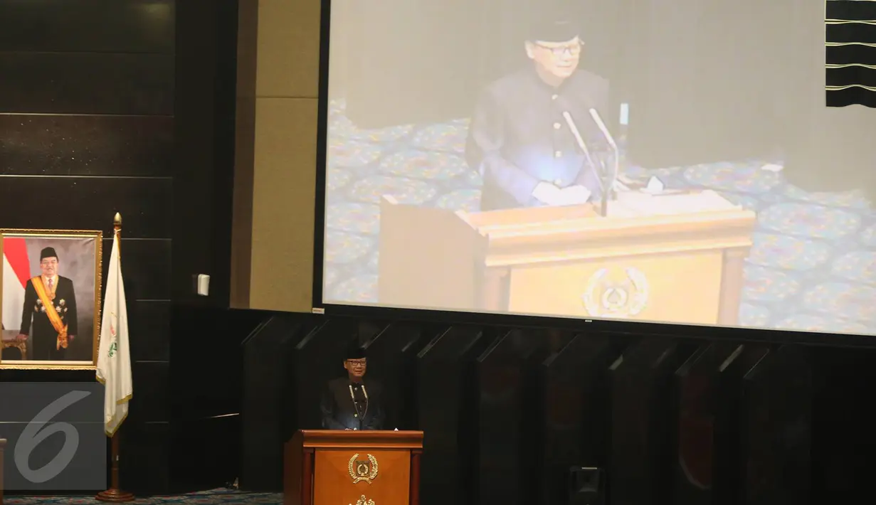  Menteri Dalam Negeri Tjahjo Kumolo berpidato saat rapat paripurna istimewa HUT ke-489 Kota Jakarta, Rabu (22/2). Rapat berisi tentang pemaparan mengenai kondisi terkini serta berbagai masalah Ibu Kota Jakarta. (Liputan6.com/Immanuel Antonius)
