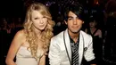 Joe Jonas memutuskan TayTay dalam telpon 27 detik. Lewar lagu Better Than Revenger terdapat lirik "thought I knew you for a minute, now I'm not so sure." (Getty Images/Cosmopolitan)