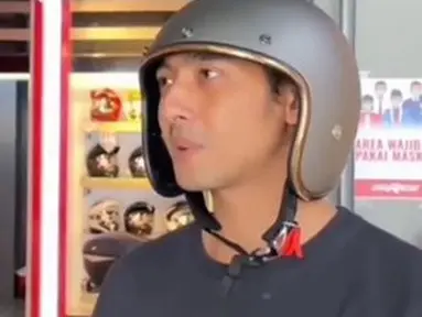 Helm perusak ketampanan ini sukses bikin Arya Saloka tampak lucu. (Source: Instagram/@gelangcoklat_)