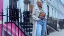 Jeans berpotongan pinggang tinggi, kaus, combat boots, dan trench coat jadi outfit basic yang nyaman dan trendi plus membuat gaya hijab turban menjadi trendi (Foto: Instagram @mariahidrissi)