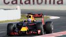 Pebalap Infiniti Red Bull Racing, Daniel Ricciardo mencatat waktu terbaiknya 1m25,235s pada sesi kedua tes pramusim di Sirkuit Catalunya, Barcelona, Rabu (2/3/2016). Malam WIB. (AFP/Josep Lago)