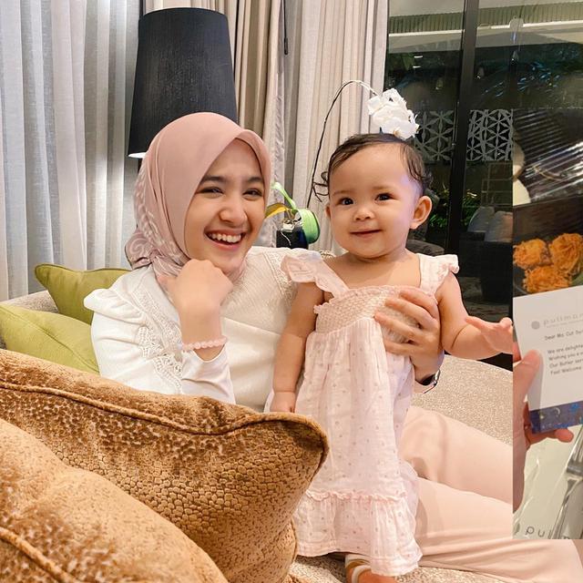 Tampil Keibuan, Ini 6 Potret Cut Syifa Saat Gendong Anak yang Tuai Pujian
