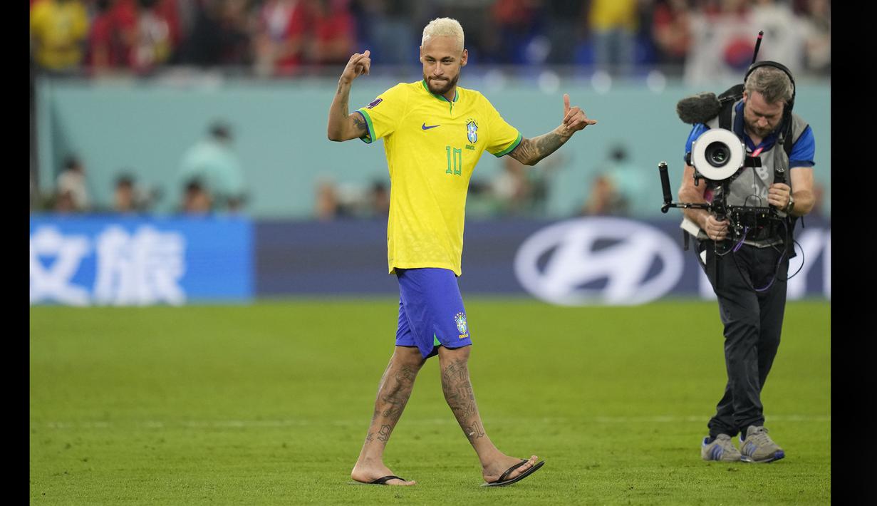 Setelah menang mengalahkan Korea Selatan di pertandingan 16 besar Piala Dunia 2022, bintang Paris Saint-Germain itu melepas sepatunya dan berganti sandal jepit. (AP Photo/Andre Penner)