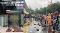 Kolase foto Pengadilan Negeri Bandung dan warga Dago Elos, Kamis, 7 Maret 2024.