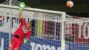 Kiper Persib Bandung, Made Wirawan menghalau bola sepakan pemain Mitra Kukar pada laga Torabika SC 2016 di Stadion Gelora Bandung Lautan Api, Sabtu (18/6/2016). (Bola.com/Nicklas Hanoatubun)