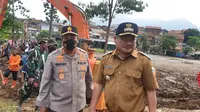Bupati Garut Rudy Gunawan, saat mendampingi Kapolda Jabar Irjen Pol. Suntana di lokai banjir Cimacan, Senin (18/7/2022). (Liputan6.com/Jayadi Supriadin)