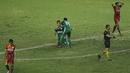 Para pemain PSMS Medan merayakan kemenangan atas Martapura FC pada laga Liga 2 di Stadion Patriot, Bekasi, Senin (13/11/2017). PSMS Medan menang 2-1 atas Martapura FC. (Bola.com/ M Iqbal Ichsan)