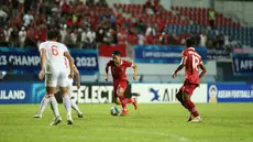 Gelandang Timnas Indonesia U-23,  Beckham Putra membawa bola saat bertanding melawan Vietnam pada pertandingan Final Piala AFF U-23 di Rayong Stadium, Thailand, Sabtu (26/8/2023). (Foto: Dok.PSSI)