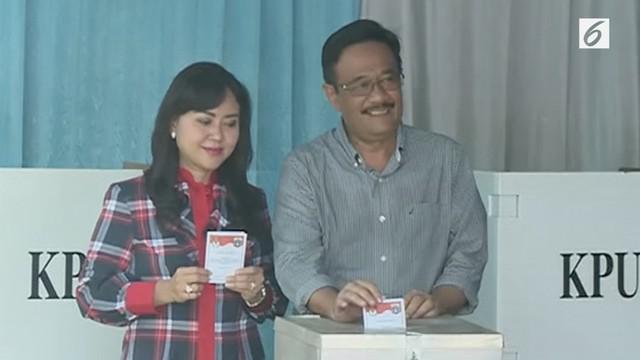Wagub petahana Djarot Saiful Hidayat dan Istri menggunakan hak pilihnya di TPS 08 di kawasan Kuningan Jakarta Selatan. Djarot memastikan Pilkada DKI Jakarta berjalan aman dan kondusif