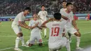 Para pemain Timnas Indonesia U-16 merayakan gol yang dicetak oleh Josh Holong ke gawang Laos dalam laga terakhir Grup A Piala AFF U-16 2024 di Stadion Manahan Solo, Kamis, (27/6/2024). Garuda Muda menang dengan skor telak 6-1. (Bola.com/Radifa Arsa)