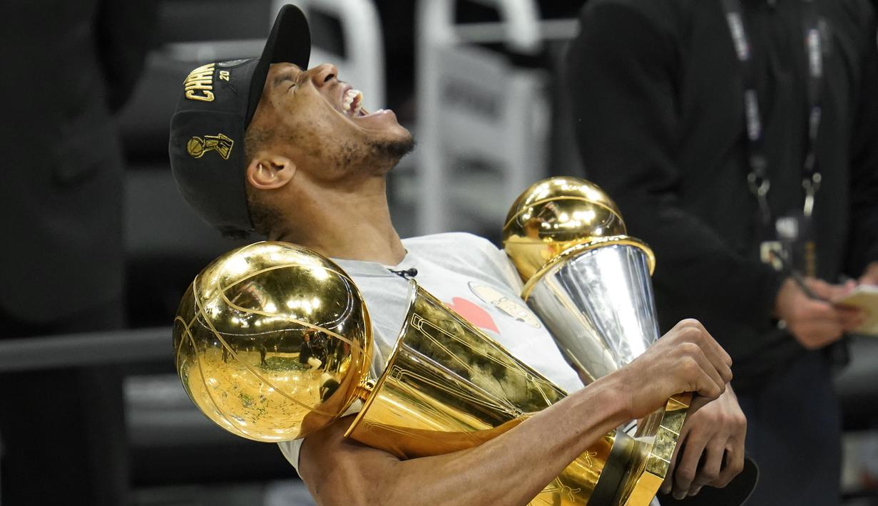 Giannis Antetokounmpo berhasil sabet MVP Final seusai Milwaukee Bucks kalahkan Phoenix Suns di gim keenam pada Rabu (21/07/2021) pagi WIB. Bucks berhasil ungguli Suns dengan skor 105-98 dan menangkan agregat 4-2. (Foto: AP/Paul Sancya)
