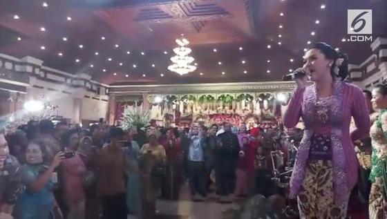VIDEO: Berkebaya, Vicky Shu Ajak Tamu Presiden Jokowi Joget
