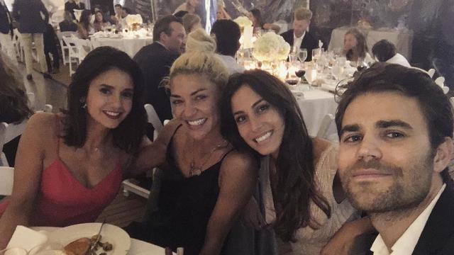 Ines de Ramon (ketiga dari kiri) dan Paul Wesley. (Instagram/ paulwesley)