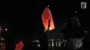 Pengunjung menerbangkan lampion saat perayaan Tahun Baru Imlek di Pantai Lagoon, Ancol, Jakarta, Selasa (5/2) malam. Sebanyak 500 lampion diterbangkan oleh pengunjung dalam  rangka menutup Festival Imlek di Ancol. (Merdeka.com/Iqbal S Nugroho)
