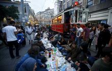 Nikmatnya momen buka puasa bersama di jalanan Istanbul