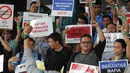 Aksi damai sejumlah aktivis Koalisi Anti Mafia Tambang di halaman gedung KPK, Jakarta, Jumat (13/3/2015). Mereka menolak kriminalisasi KPK yang selama ini konsisten memberantas korupsi khususnya disektor sumber daya alam. (Liputan6.com/Herman Zakharia)