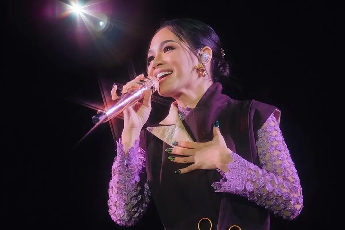 FOTO: Penampilan Andien di Prambanan Jazz 2022, Anggun Berbalut Beskap Jawa