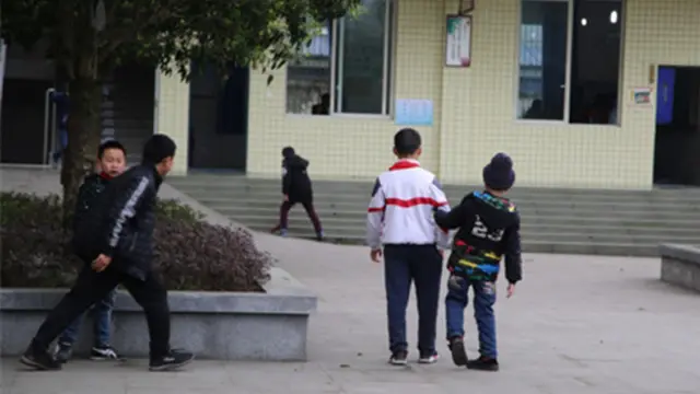 Tanpa Pamrih, Bocah Ini Gendong Temannya yang Lumpuh Tiap Hari ke Sekolah