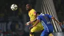 Pemain Sriwijaya FC, Patrice Wanggai berebut bola dengan pemain Persib, Dedi Kusnandar dalam Final Piala Presiden 2015 di Stadion Utama Gelora Bung Karno, Jakarta, Minggu (18/10/2015). (Bola.com/Nicklas Hanoatubun)