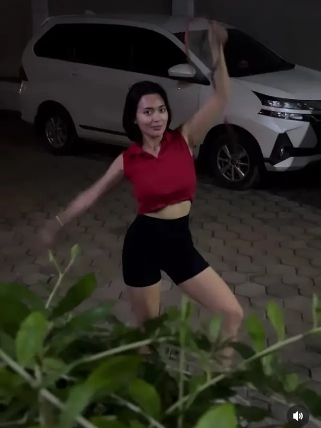 Wika Salim asyik main badminton (Foto: instagram wikasalim)